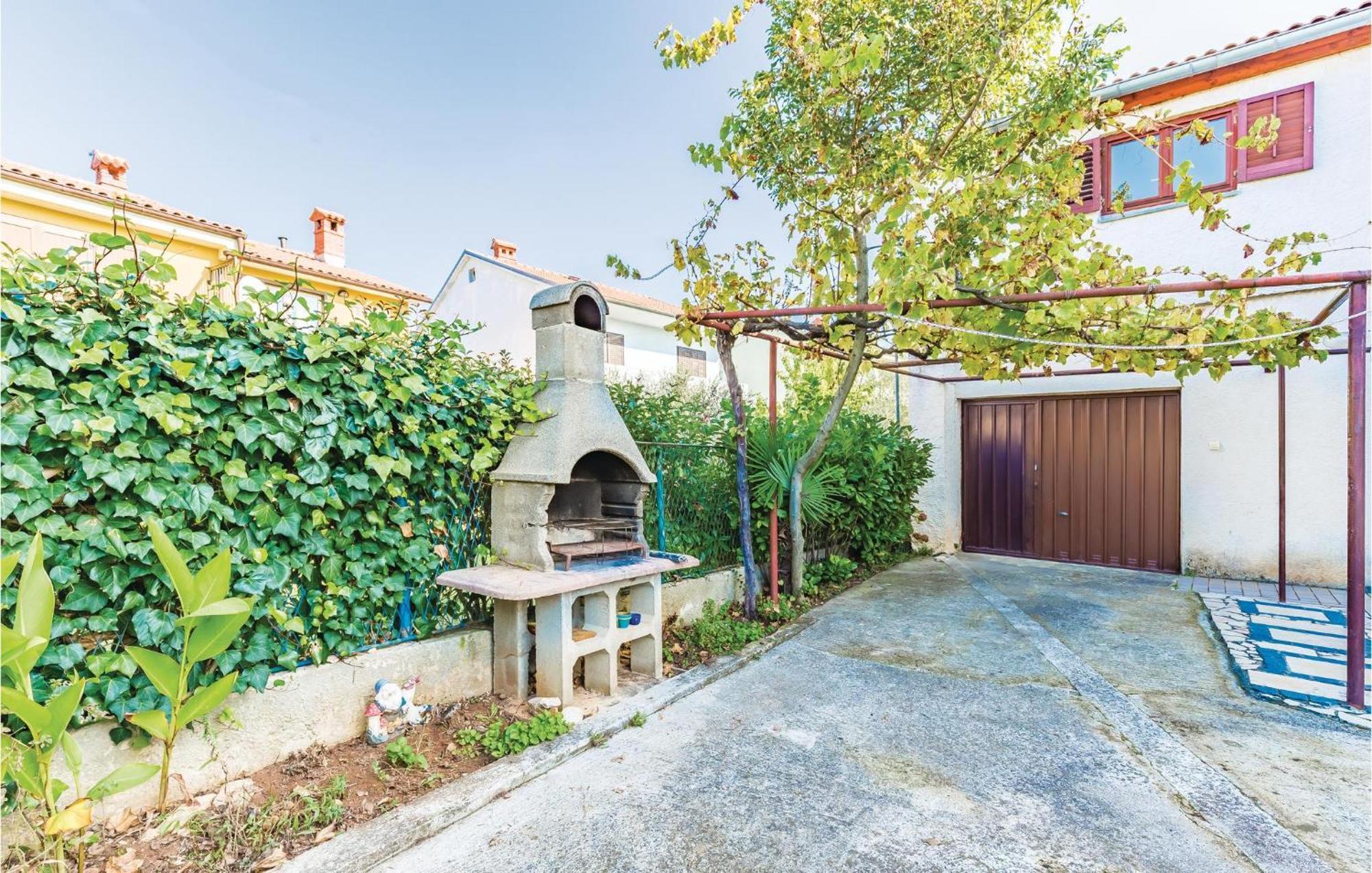 Lovely Apartment In Fazana With Kitchen Exterior photo